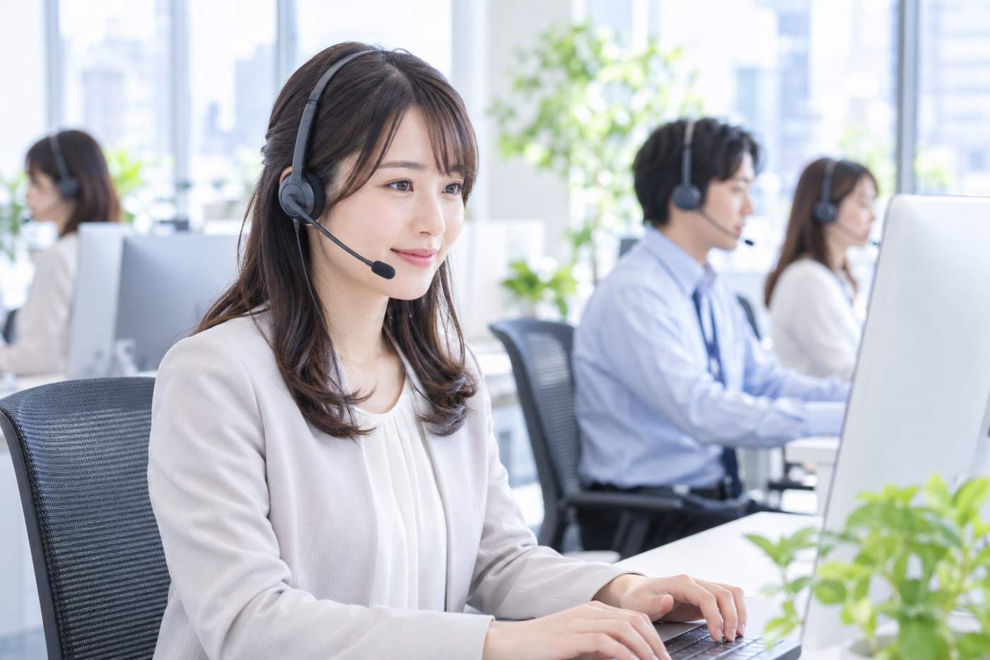 見守りの一次対応を担う専任スタッフのオフィスと、管理会社の担当者が本来業務に集中できる様子の写真イメージ