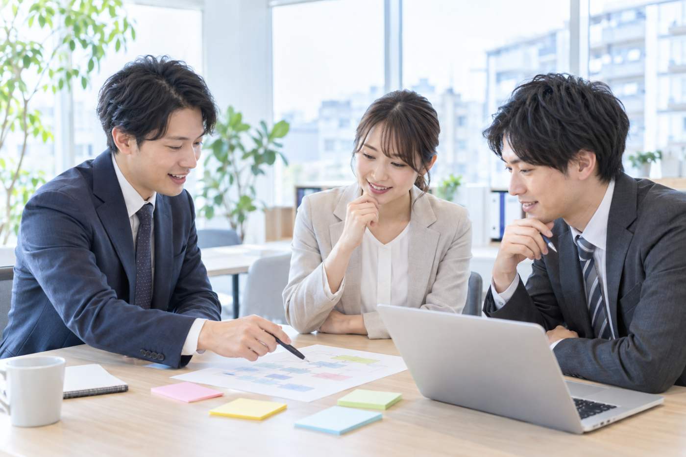 賃貸管理会社の担当者が、見守りの役割分担と対応手順を打ち合わせている写真イメージ