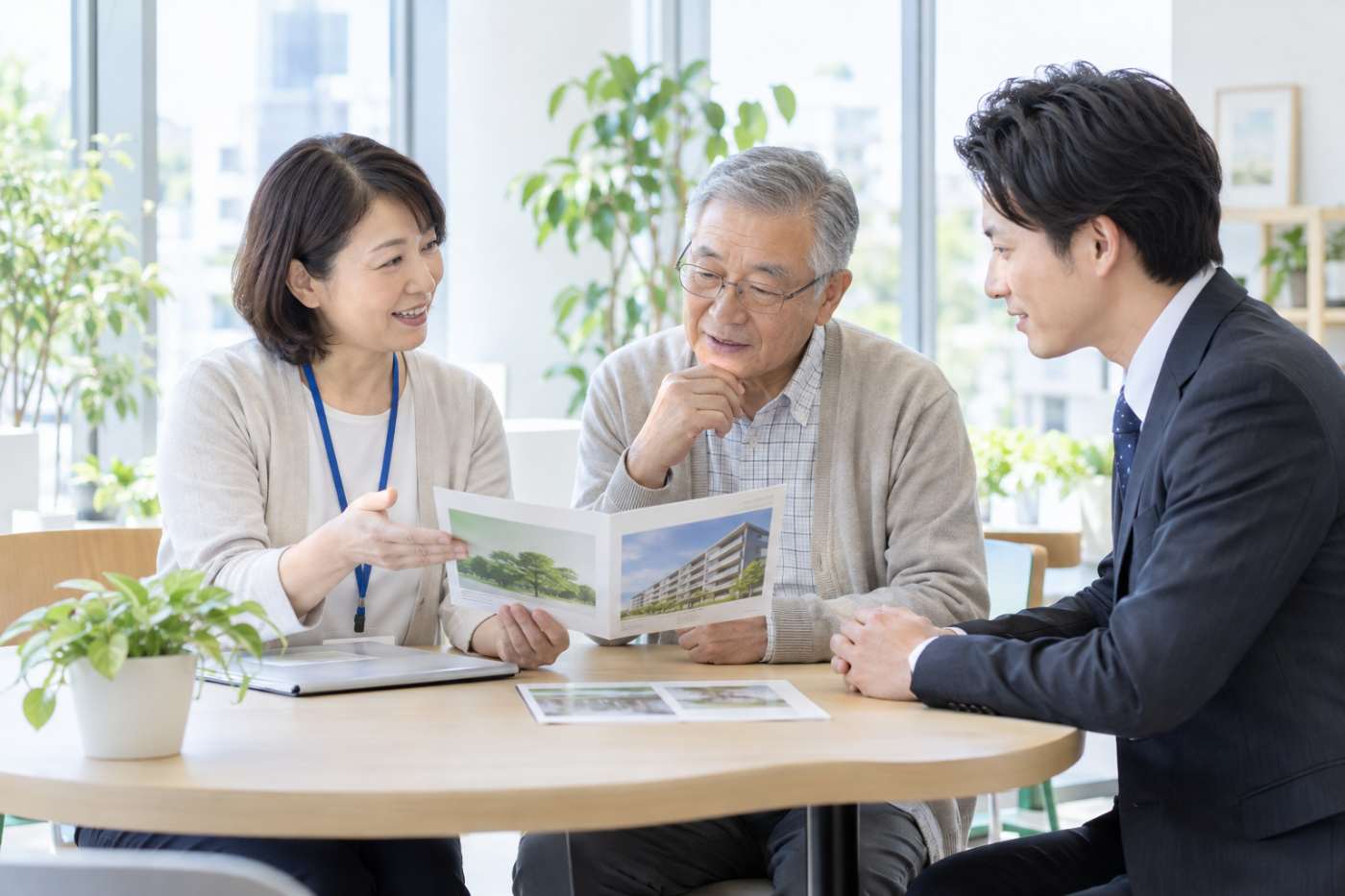 居住支援法人の担当者が、高齢の入居者と管理会社の担当者に死後の事務について説明している写真イメージ